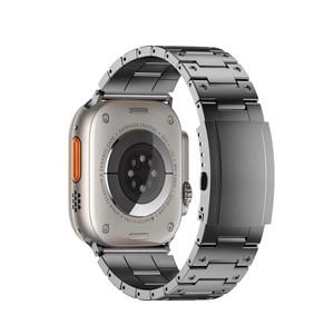 Detalle del cierre metálico plateado y parte trasera del Apple Watch Ultra de 49mm