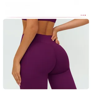 Détail du legging de yoga violet à taille haute avec couture en V pour un effet galbant