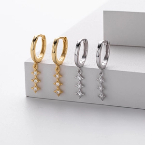Vue détaillée des créoles en argent sterling S925 dorées et argentées avec étoiles
