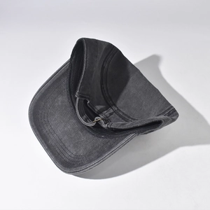 Casquette militaire classique en coton lavé noir avec un design plat usé pour un look vintage
