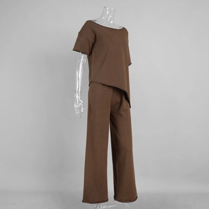 Vue détaillée d'un ensemble en maille marron avec haut asymétrique et pantalon large