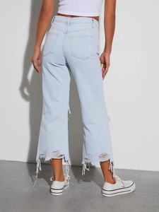 Jeans dritti da donna in azzurro con dettagli strappati e orli sfrangiati alla moda