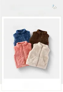 Vista piatta di gilet in pile colorati per bambini con colletto dritto e cerniera frontale