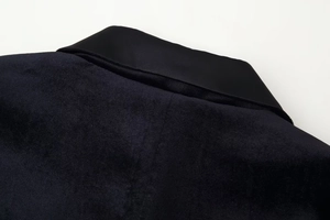 Gros plan du revers de blazer bleu marine avec patchwork de satin et texture velours