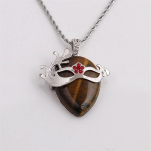 Pendentif cœur en œil de tigre avec masque argenté et strass rouges sur chaîne