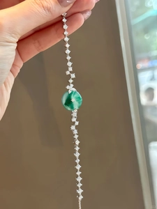 Dettaglio del bracciale in argento con pietra calcedonio verde e zirconi luminosi