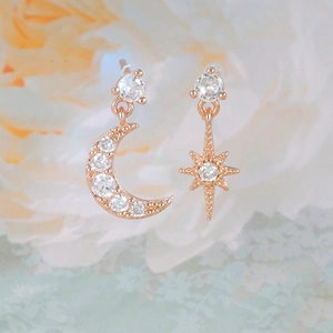 Orecchini asimmetrici in oro rosa 18K con stella, luna e zirconi bianchi brillanti