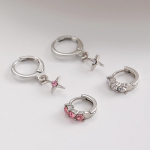 Set di orecchini huggie chic in argento con croce e stella e zirconi rosa e bianchi