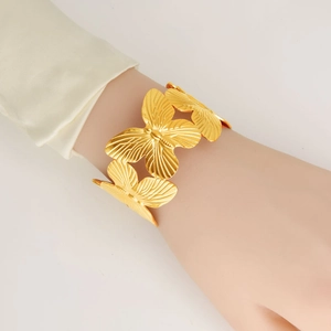 Bracciale rigido aperto in acciaio inossidabile placcato oro 18K con farfalle