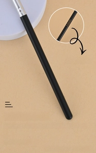 Détail du manche de pinceau de maquillage noir mat moulé par injection ergonomique