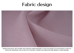 Vue détaillée du tissu rose plissé montrant la texture et les conseils d'entretien