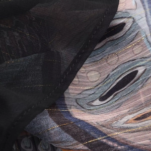 Detailaufnahme des Midirock-Stoffs mit Metallic-Faden und buntem Blumenmuster