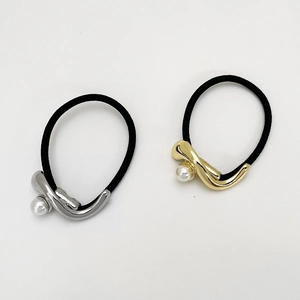 Elastici per capelli alla moda con metallo oro e argento e dettagli in perle bianche