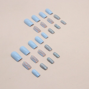 Unghie finte azzurre estive con onde di glitter argento e set da 24 pezzi
