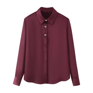 Elegante camisa de satén rojo vino con mangas largas y botones metálicos decorativos