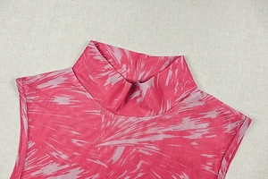 Detail eines ärmellosen Stehkragenkleids mit rosa und lila abstraktem Druckmuster