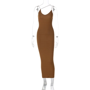 Détail du décolleté en V plongeant et des brides croisées sur une robe maxi marron