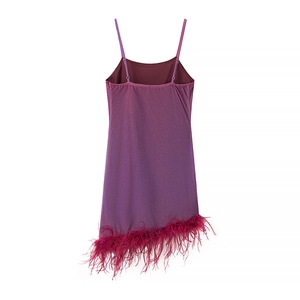 Robe à bretelles fuchsia à paillettes avec bordure en plumes et coupe asymétrique