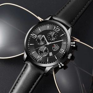 Gros plan d'une montre en cuir noir avec affichage du calendrier et cadran chronographe