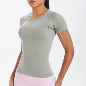 Dettaglio della trama in maglia senza cuciture di un top grigio da yoga aderente