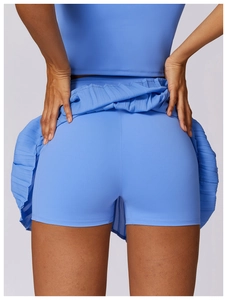 Détail montrant le short intérieur et le tissu plissé de la jupe-short de tennis bleue