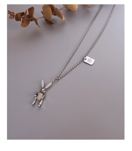 Dettaglio della collana a coniglio robot in argento con incisione LUCK e tag S925