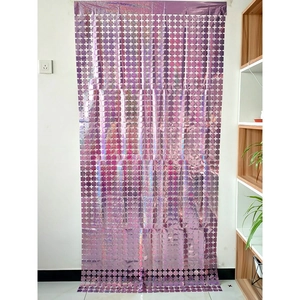 Dettaglio della tenda disco olografica viola con paillettes quadrate per fondale festa