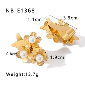 Detailed view of flower-shaped earrings with pearls showing dimensions 3.9cm by 1.1cm