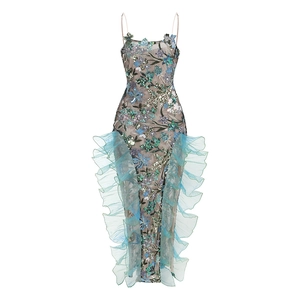 Robe élégante brodée de paillettes avec bretelles fines et panneaux en tulle plissé