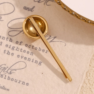 Detailansicht der 18K vergoldeten Haarspange auf elegantem Vintage-Papierhintergrund