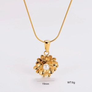 Détail du pendentif fleur dorée de 19mm avec perle centrale et poids de 6g