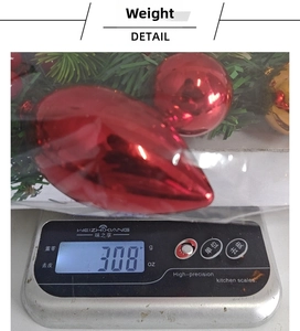 Close-up of Christmas teardrop wreath weight measurement showing 308g on digital scale