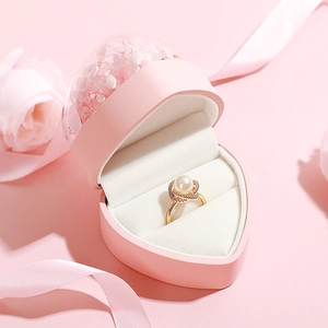 Élégant coffret à bagues rose en forme de cœur avec fleur éternelle pour demande