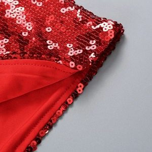 Vue macro du tissu à paillettes rouges avec paillettes superposées et doublure assortie