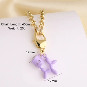 Détail du collier chaîne dorée 45cm avec pendentifs chien ballon et tasse violets