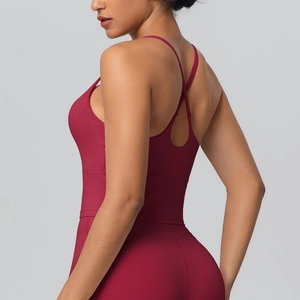 Détail de la brassière bordeaux avec bretelles croisées fines et tissu élastique doux