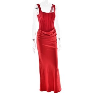 Détail de la robe de soirée en satin rouge avec corsage corset et taille plissée