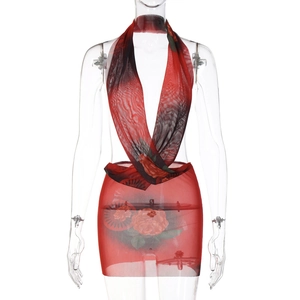 Dettaglio della stampa floreale con rose rosse sul tessuto in mesh dell'abito halter