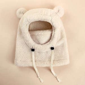 Détail de la cagoule blanche en peluche avec oreilles et cordon réglable pour enfants