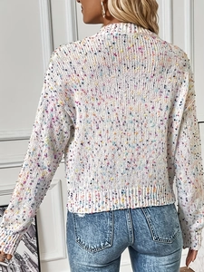 Vista posteriore di un maglione in maglia crema con pois colorati e bordi a costine