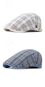 Detalle de gorras clásicas de cuadros en blanco y azul con hebillas de metal
