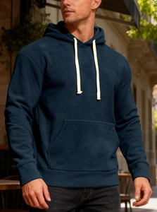 Dettaglio felpa con cappuccio blu scuro in pile con coulisse bianche e tasca a marsupio