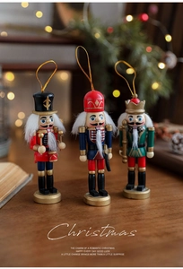Set aus 13 cm großen bemaltem Holz-Nussknacker-Soldaten mit festlichen Aufhängern
