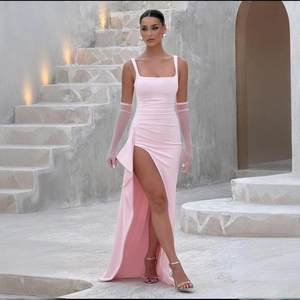 Robe de soirée rose élégante dos nu avec fente haute et gants en résille