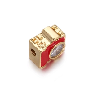 Dettaglio dello charm fotocamera con smalto rosso e lente in cristallo scintillante