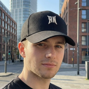 Klassische schwarze Baseballkappe mit weißer RN-Stickerei getragen von männlichem Model