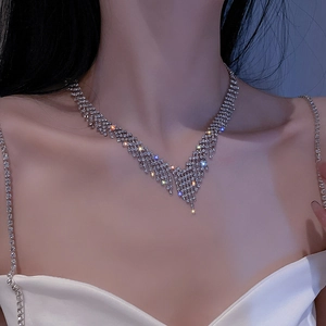 Collier ras du cou argenté en V avec pampilles et strass brillants pour femmes