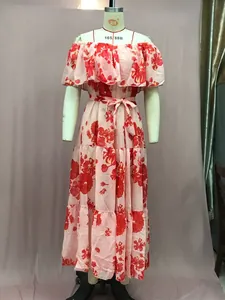 Detail eines rosa geblümten Maxikleides mit Rüschensaum und Taillenschnürung