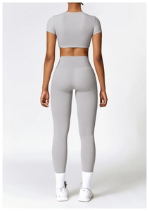 Vue arrière de l'ensemble de yoga gris clair montrant la taille haute et l'effet push-up