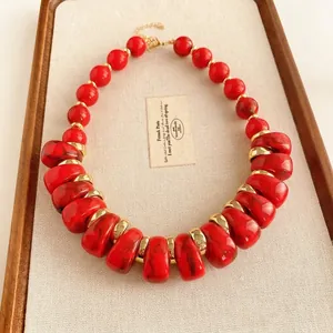Collier vintage en perles rouges avec pendentif en marbre et accents en métal doré